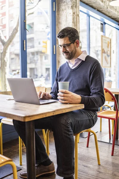 Middelste Leeftijd Zakenman Een Koffieshop Met Zijn Computer — Stockfoto