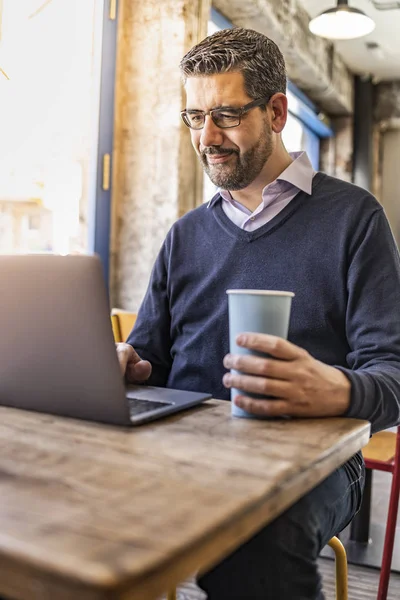 Middelste Leeftijd Zakenman Een Koffieshop Met Zijn Computer — Stockfoto