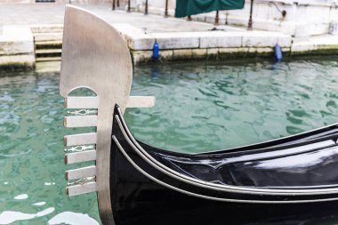 Bir kanal Venedik'te bir gondol detay