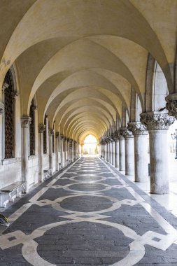Kemerli ve sütunları San Marco Meydanı'na Venedik, İtalya