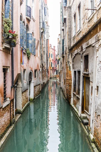 Canal beatiful e vazio em Veneza, Itália — Fotografia de Stock