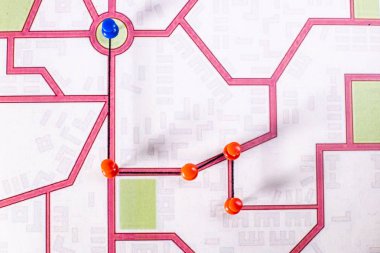 Yol oluşturan parmak izleri ile sokak haritası