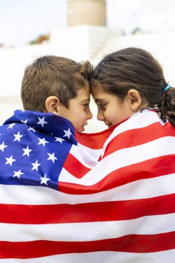 Amerikan bayrağına sarılı iki çocuk