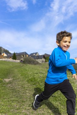Vadide koşan küçük sevimli çocuk 