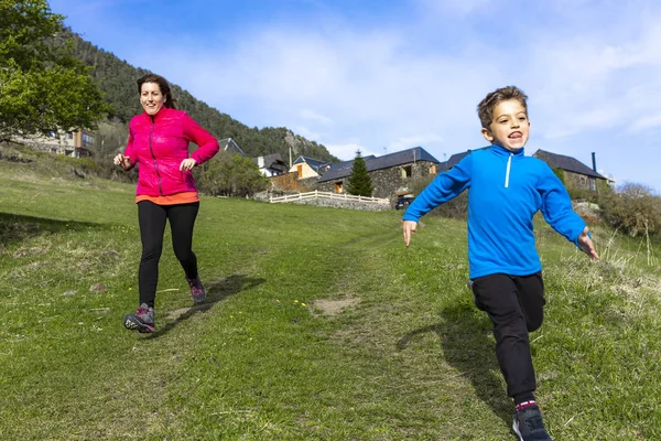 Madre e hijo haciendo una carrera por el valle —  Fotos de Stock