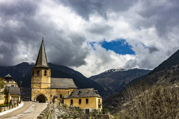 Vielha'daki Ortaçağ kilisesi, Vall d'Aran, Katalonya, İspanya