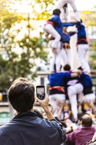 Turist gör bilder till en typisk Castellers i Katalonien, Spai — Stockfoto