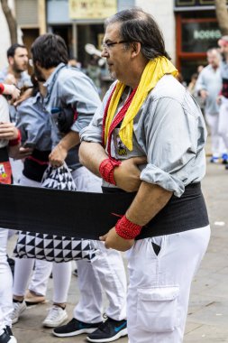 İnsan Kuleleri festivali için hazır bir şerit giyen insanlar 