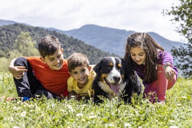 Bern'li bir köpeği olan üç küçük çocuk.