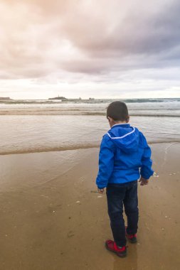 Fırtınalı bir clous ile bir gün sahilde küçük çocuk 