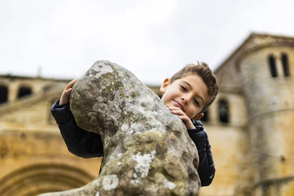 Ritratto di un ragazzo carino con una scultura — Foto Stock