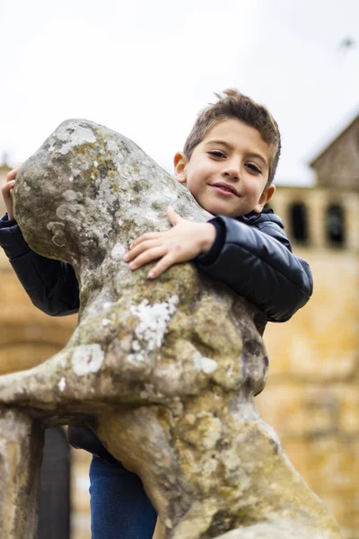 Porträtt av en söt pojke med en skulptur — Stockfoto