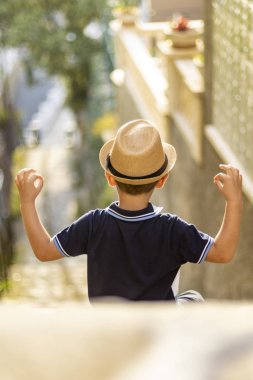 Küçük çocuk sokakta yoga yapıyor