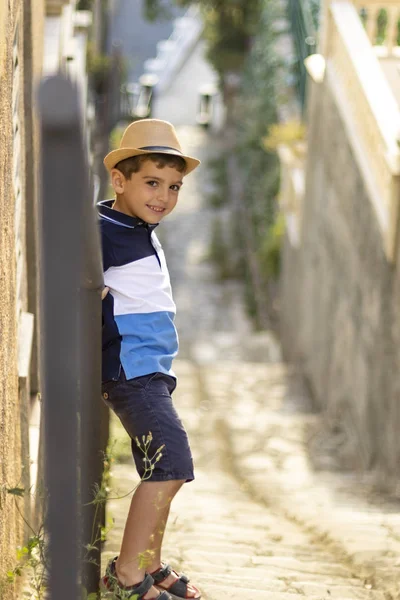 Kleines Kind hält eine Eisenstange auf einer Treppe — Stockfoto