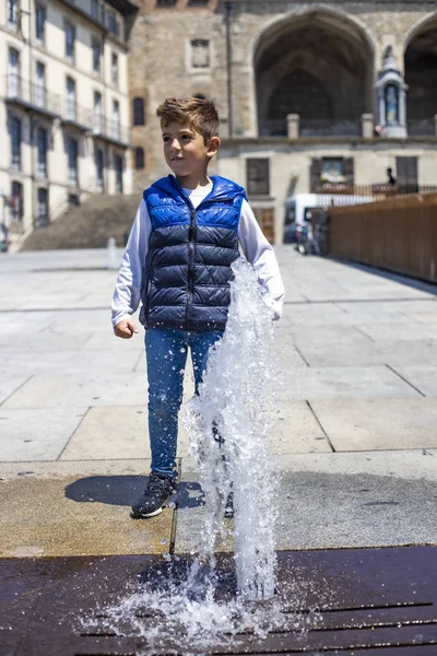 Niño jugando con chorros de agua en Vitoria — Foto de Stock