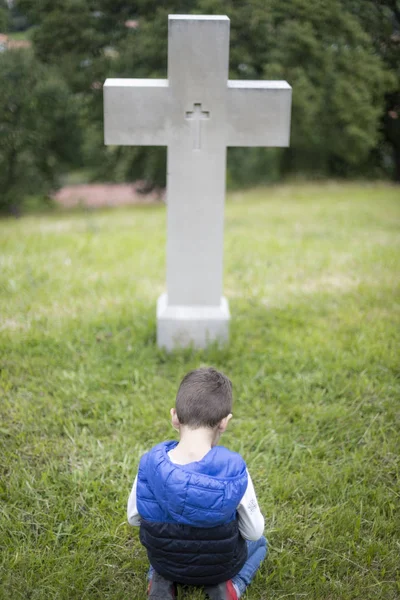 十字架の前で祈る小さな男の子 — ストック写真