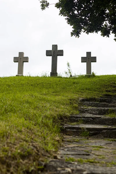 Tres cruces en la cima de una colina en un cementerio — Foto de Stock