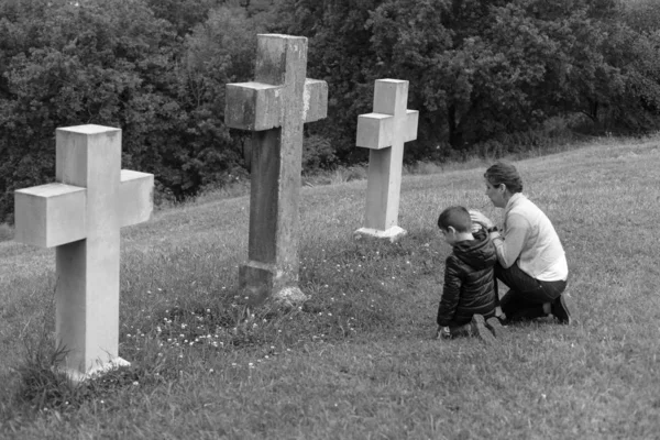 Μητέρα και γιός μπροστά σε τρεις σταυρούς — Φωτογραφία Αρχείου