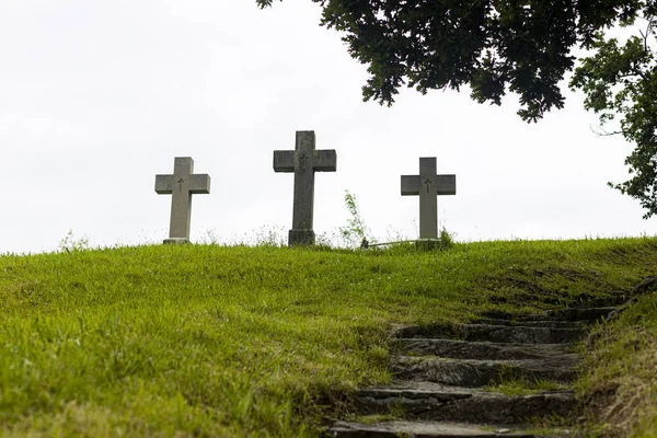 Tres cruces en la cima de una colina en un cementerio — Foto de Stock