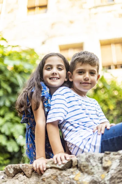 Portret van twee schattige kinderen in een zomerdag — Stockfoto