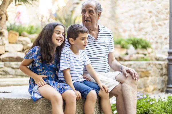 Opa en kleinkinderen lachen op straat — Stockfoto