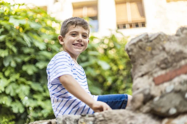 Portret van een jongetje in een zonnige dag — Stockfoto