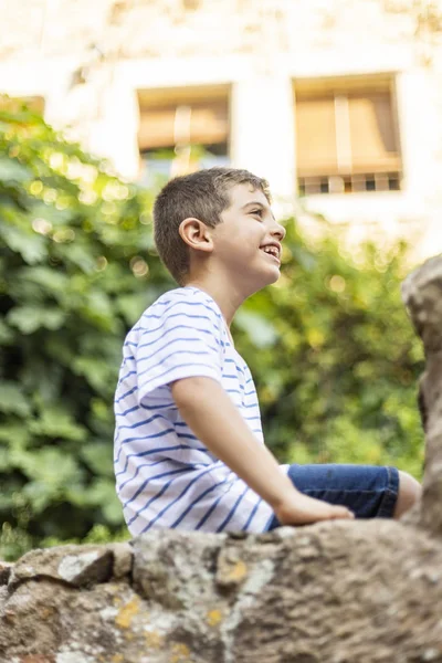 Porträtt av en liten pojke i en solig dag — Stockfoto