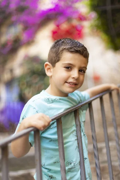 Portret van een schattig kind dat een reling vasthoudt — Stockfoto