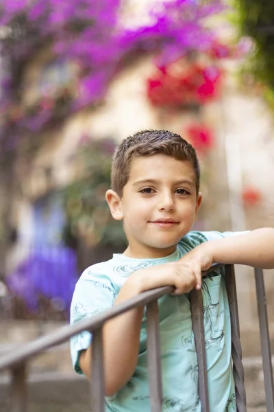 Portret van een schattig kind dat een reling vasthoudt — Stockfoto