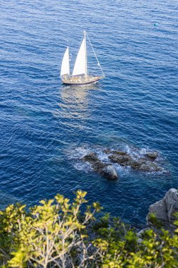 Costa Brava, Katalonya, İspanya üzerinde güzel yelkenli yelkenli yelken