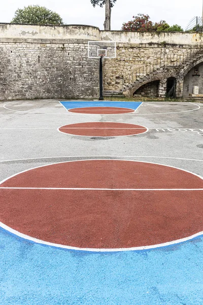 Пустой и гранж баскетбольная площадка. Вид с воздуха . — стоковое фото