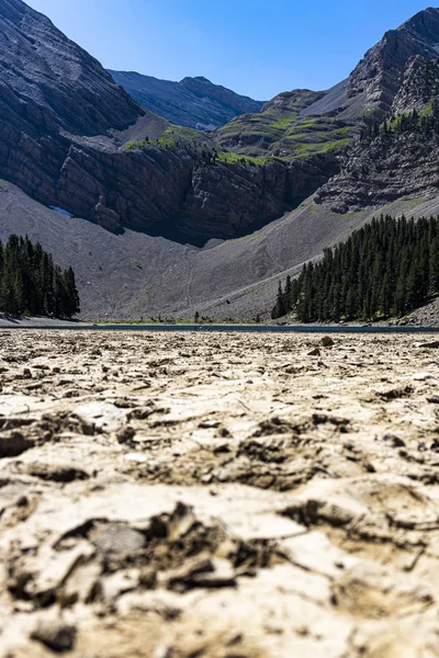 Alto lago de montanha em processo de seca. Alterações climáticas Fotos De Bancos De Imagens