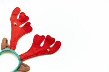 Reindeer boynuzları beyaz izole. Noel konsepti.