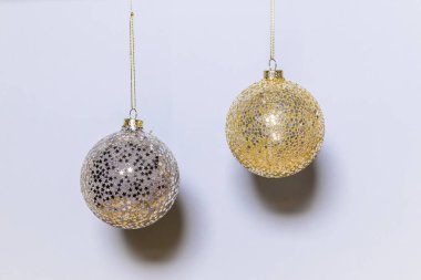 İki Noel topları bir renk arka plan asılı