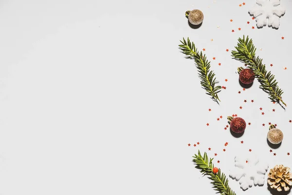 Weihnachtsdekoration mit Kopierraum isoliert in weiß — Stockfoto