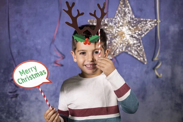 Cute little boy świętowanie Bożego Narodzenia w domu — Zdjęcie stockowe