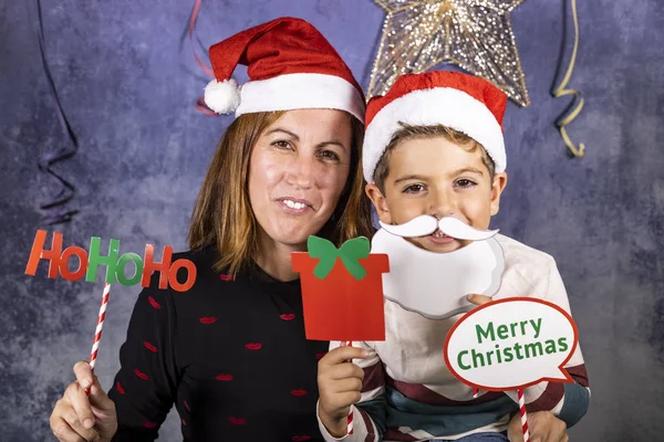 Matka i syn świętują Boże Narodzenie w domu — Zdjęcie stockowe