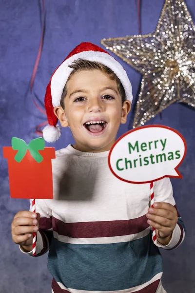 Cute little boy świętowanie Bożego Narodzenia w domu — Zdjęcie stockowe