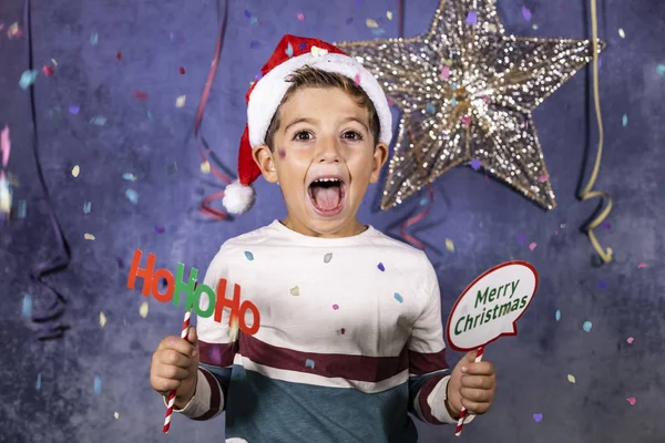 Cute little boy świętowanie Bożego Narodzenia w domu — Zdjęcie stockowe