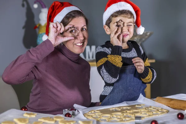 Madre e hijo jugando con galletas formas en Navidad — Foto de Stock