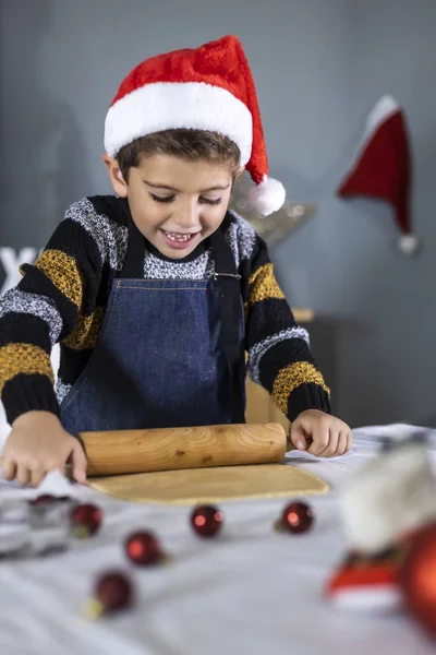Hermoso niño haciendo galletas el día de Navidad — Foto de Stock