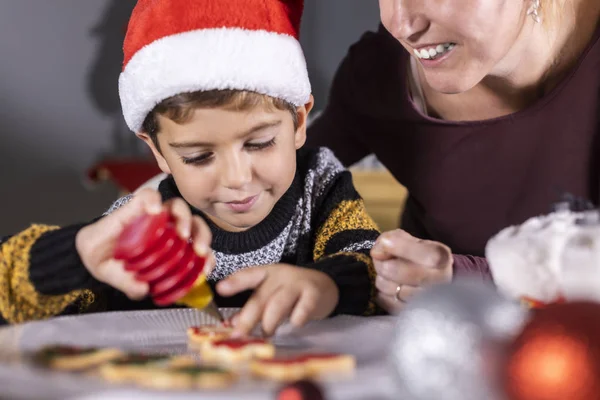 Madre e hijo decodificando galletas en Navidad — Foto de Stock