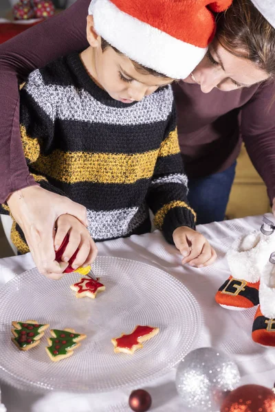 Madre e hijo decodificando galletas en Navidad — Foto de Stock