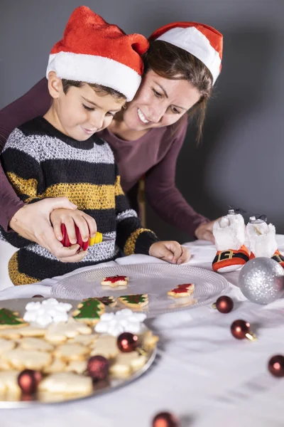 Madre e hijo decodificando galletas en Navidad — Foto de Stock