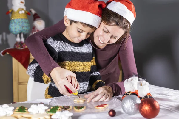 Matka i syn dekodujący ciasteczka na Boże Narodzenie — Zdjęcie stockowe