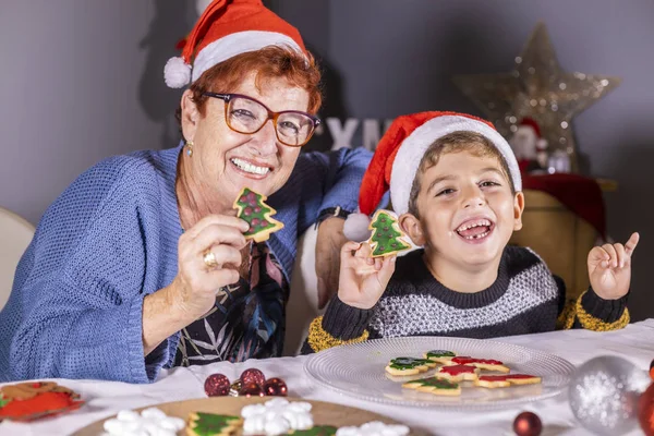 Abuela y nieto mostrando galletas caseras de Navidad — Foto de Stock