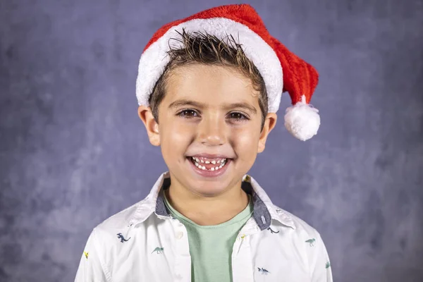Szczęśliwy słodkie dziecko z Boże Narodzenie kapelusz uśmiechnięty — Zdjęcie stockowe