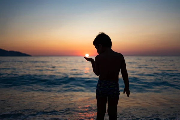 Niño Jugando Con Sol Playa Atardecer — Foto de Stock