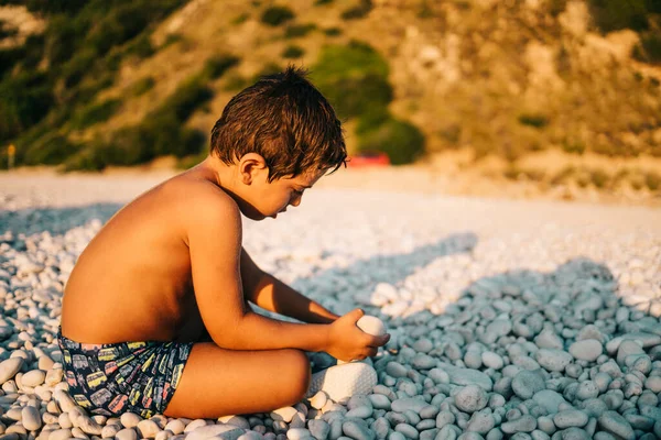 Kleine Jongen Spelen Met Stenen Het Strand — Stockfoto