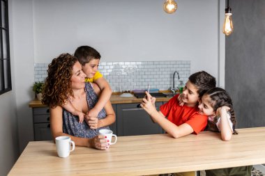 Mutfakta fotoğraf çeken mutlu aile.